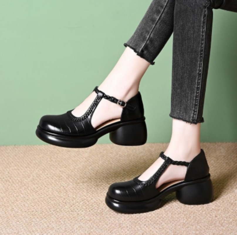 Women Black Croc‑Embossed Mary - Sandals 评论和价格
