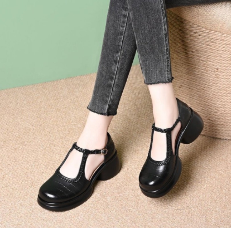 Women Black Croc‑Embossed Mary - Sandals 评论和价格